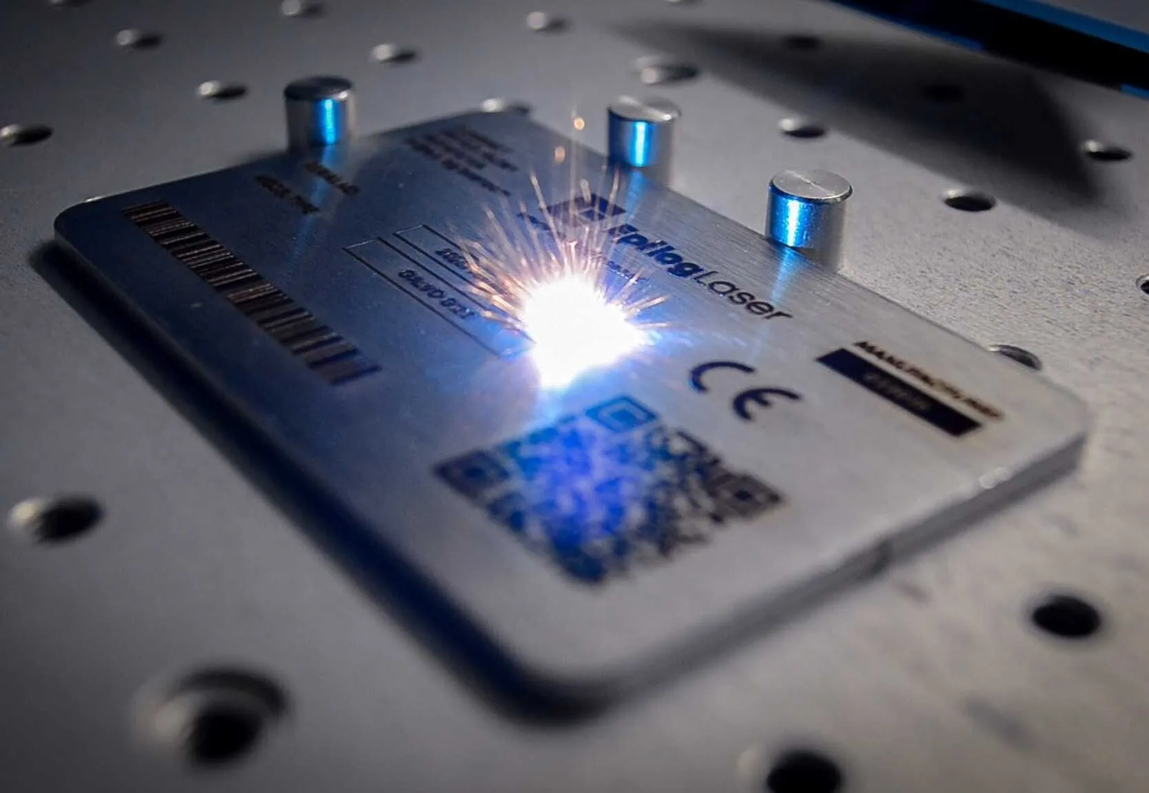 Serienummerplaat gemaakt met Epilog Laser Fusion Galvo G100.