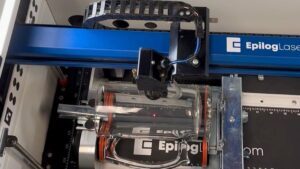 Glas gegraveerd door rotary accessoire op een Epilog Laser
