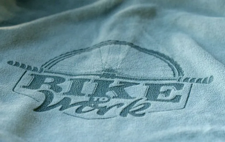 Suede laser graveren textiel