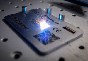 Serienummerplaat gemaakt met Epilog Laser Fusion Galvo G100.