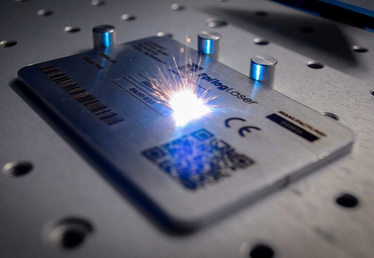 Serienummerplaat gemaakt met Epilog Laser Fusion Galvo G100.