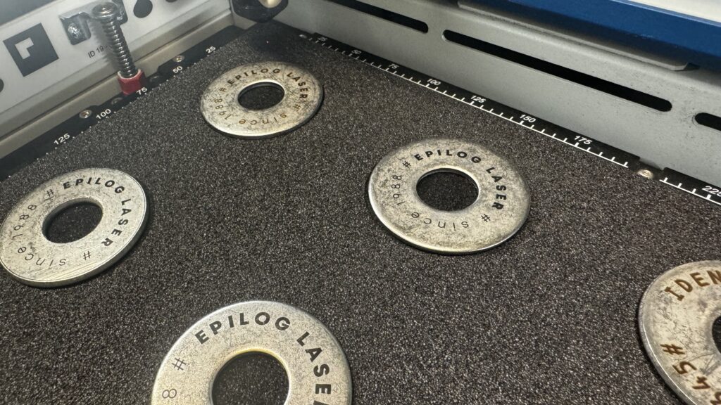 Metalen ring voorzien van tekst door gravure.