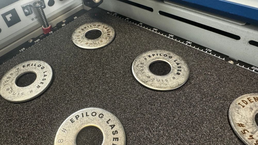 Metalen ring voorzien van tekst door gravure.