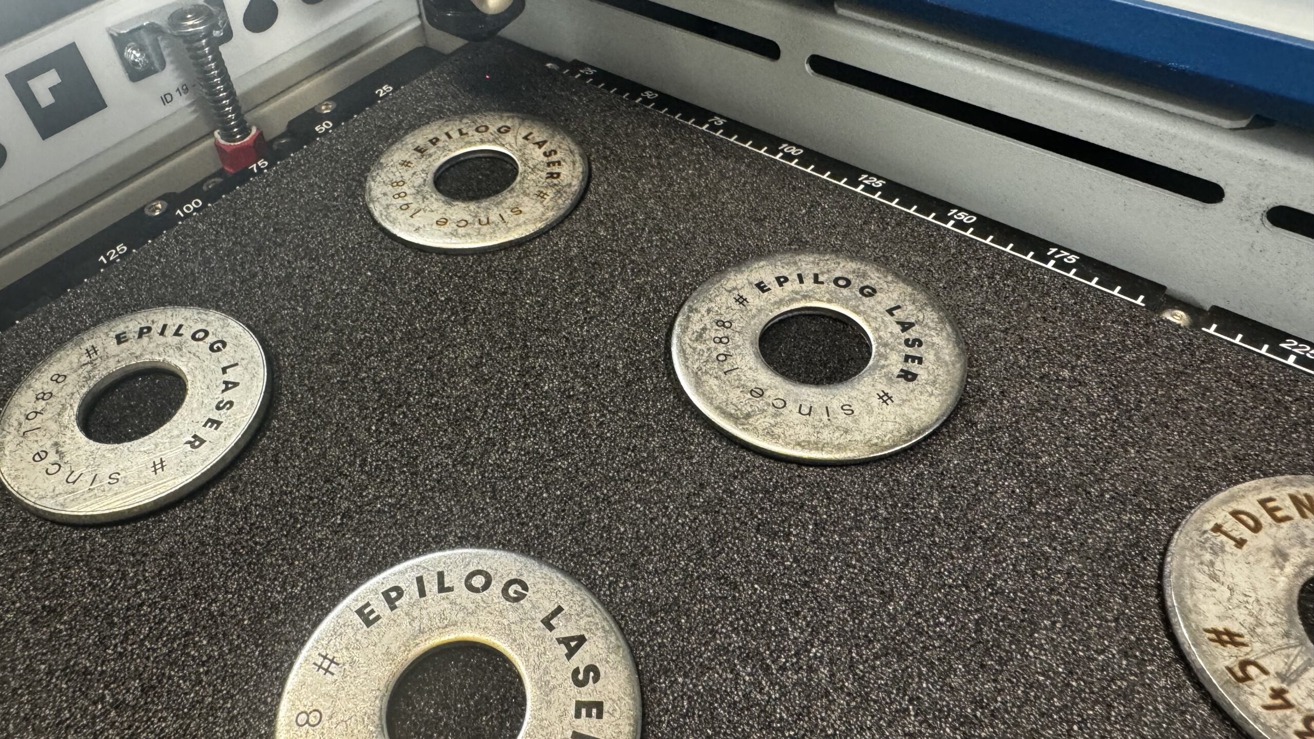 Metalen ring voorzien van tekst door gravure.