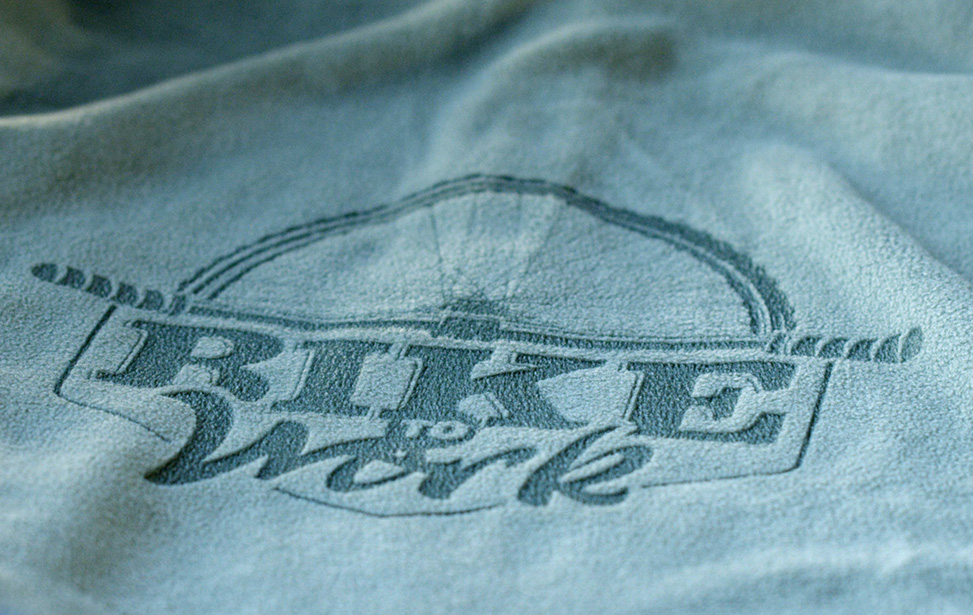 Suede laser graveren textiel